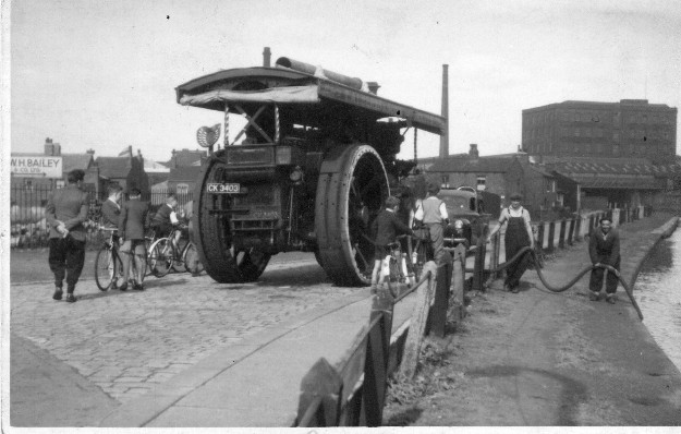 His Lordship taking on water from Bridgewater canal Patricroft 1955.jpg